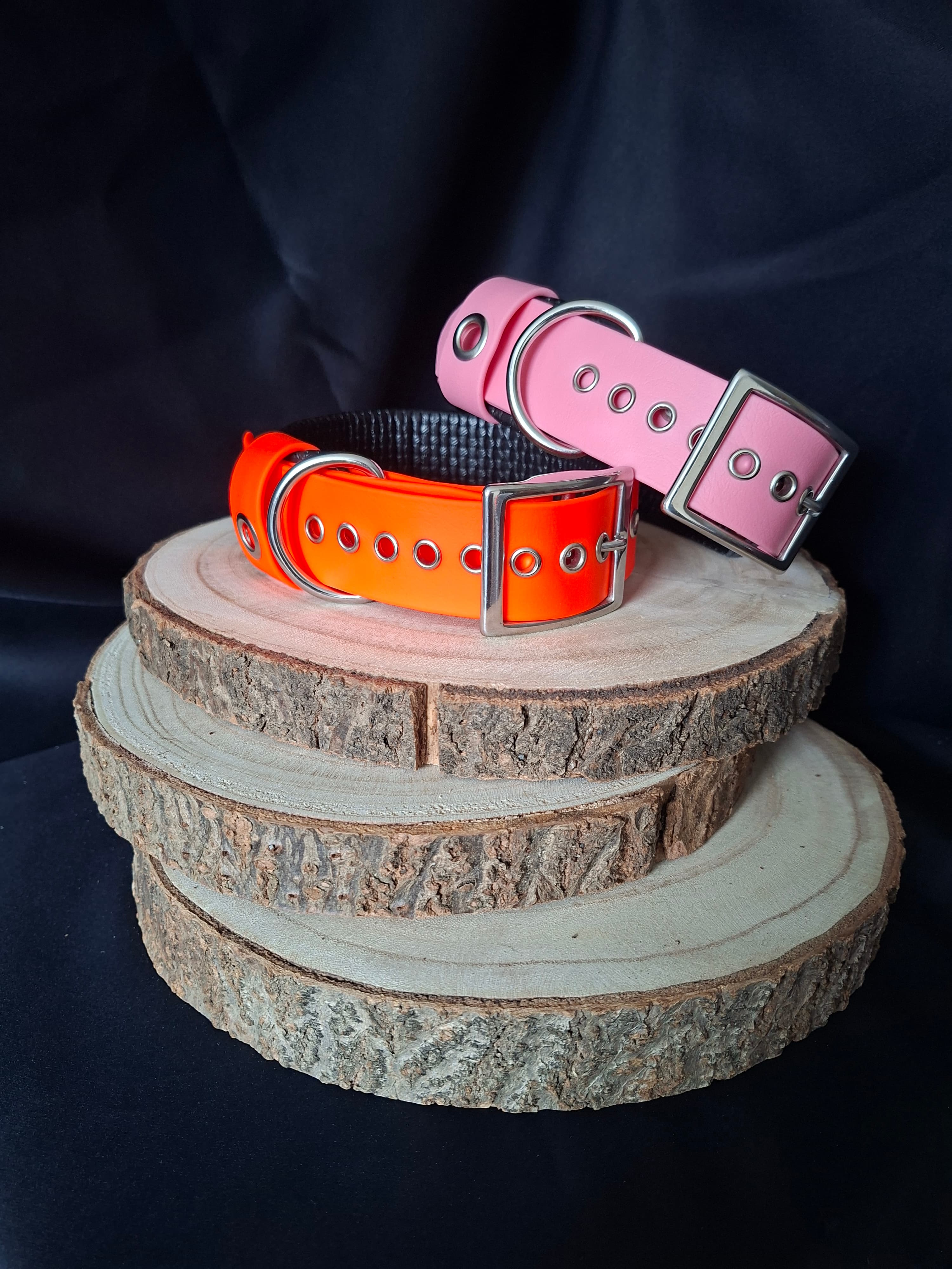 Auswahl an handgefertigten Halsbändern